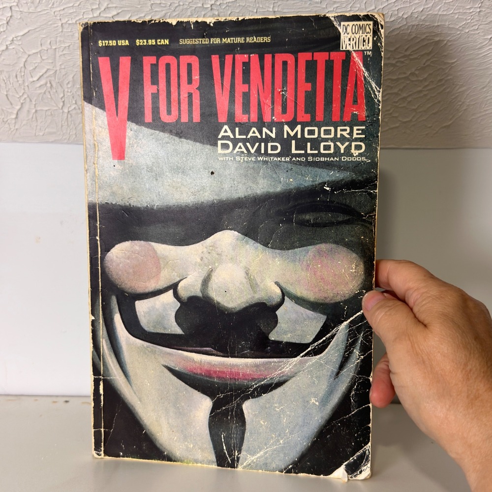 V for Vendetta Alan Moore David Lloyd DC Vertigo Graphic Novel ISBN 0930289528